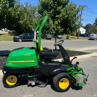  2020 John Deere 2500B 3WD Triplex Mower (GAS)