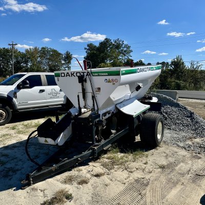 2019 Dakota 440 Topdresser
