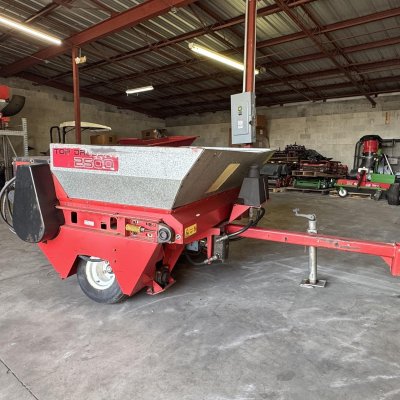   Toro 2500 Top Dresser