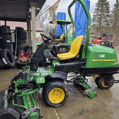  2016 John Deere greensmower 2500B  gas