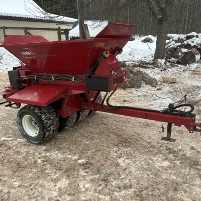  2011 Toro propass topdresser 200