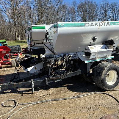  2011 Dakota turf tender topdresser 440